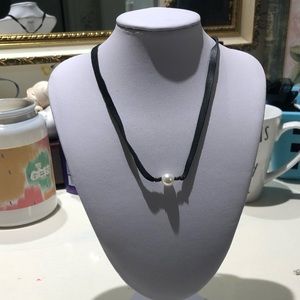 Black choker with pearl